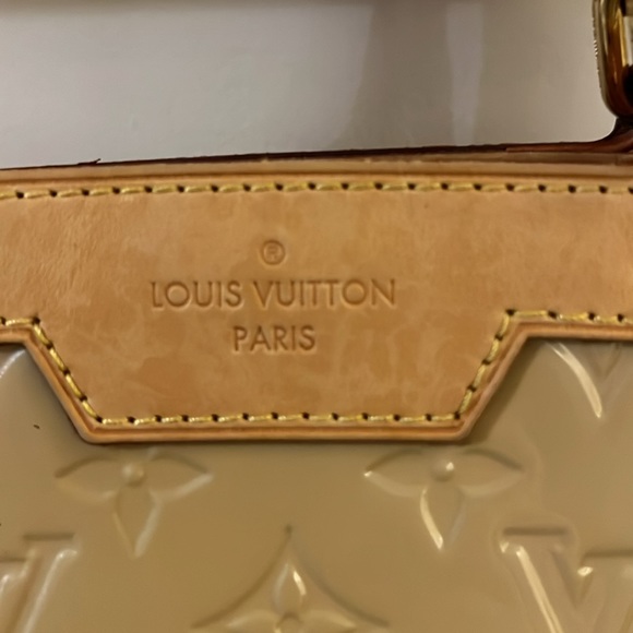 Authentic LOUIS VUITTON Monogram Vernis Brea MM👜 - Picture 4 of 13